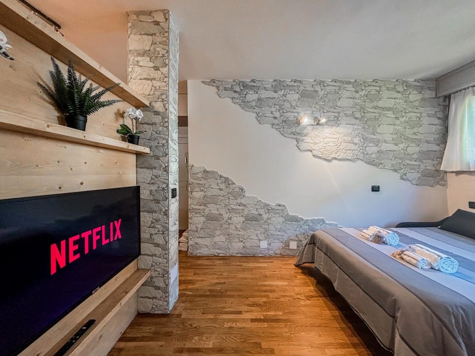 Bed, TV and multimedia, Photo of the whole room, Bedroom