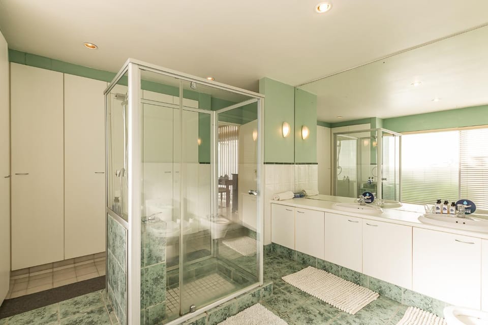 Shower, Bathroom, towels, wardrobe