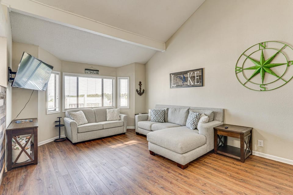 Lake-View Condo in Osage Beach: Walk to Boat Ramp House in Osage Beach