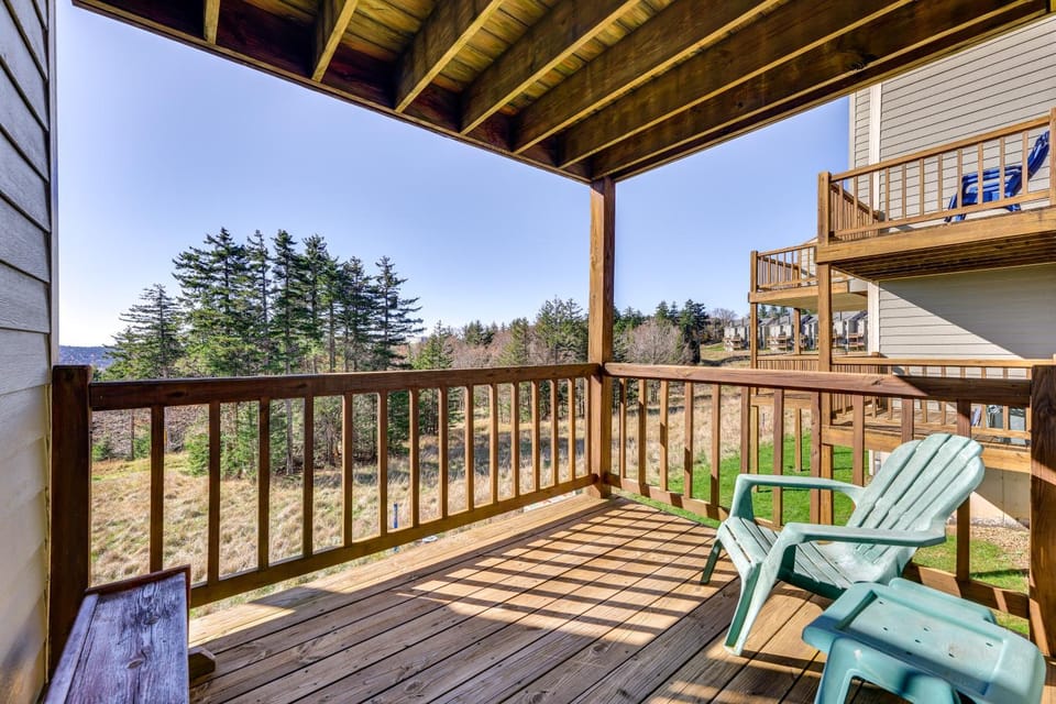 Located in Snowshoe Resort: Townhome w/ Deck! House in Snowshoe
