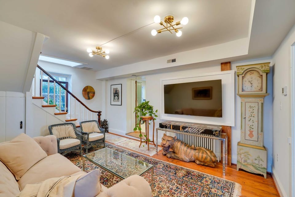 Cottage w/ Furnished Patio & Garden: Dtwn Leesburg House in Catoctin