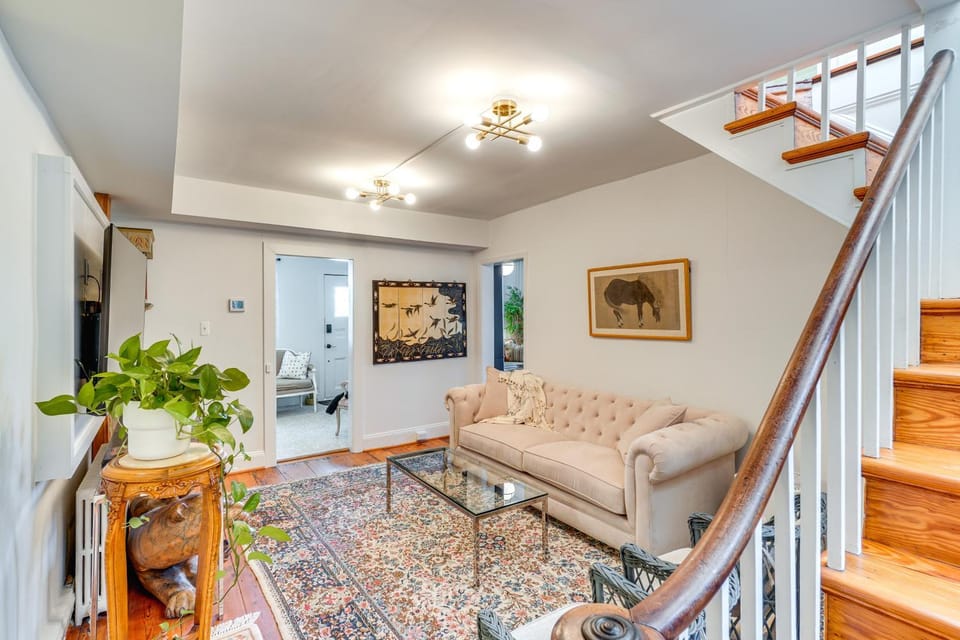 Cottage w/ Furnished Patio & Garden: Dtwn Leesburg House in Catoctin