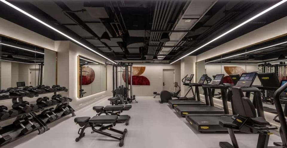 Back-Bay 2BR Condo w Roof top Gym Parking Apartment in Boston