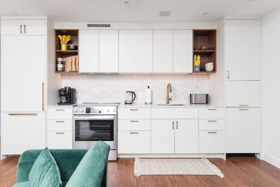 Back-Bay 2BR Condo w Roof top Gym Parking Apartment in Boston