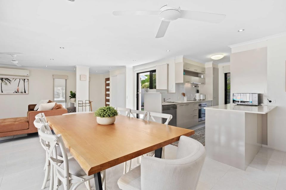 Coffee/tea facilities, Kitchen or kitchenette, Dining area, dishwasher, oven, stove, toaster