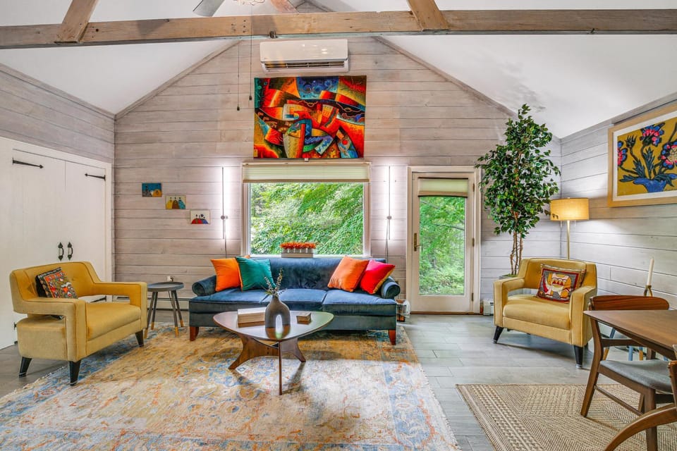 Serene Holmes Cottage Near Lakes & Trails! House in Connecticut
