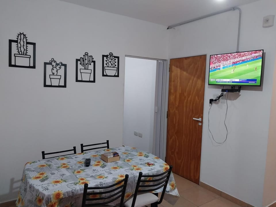 Communal lounge/ TV room, TV and multimedia, Dining area