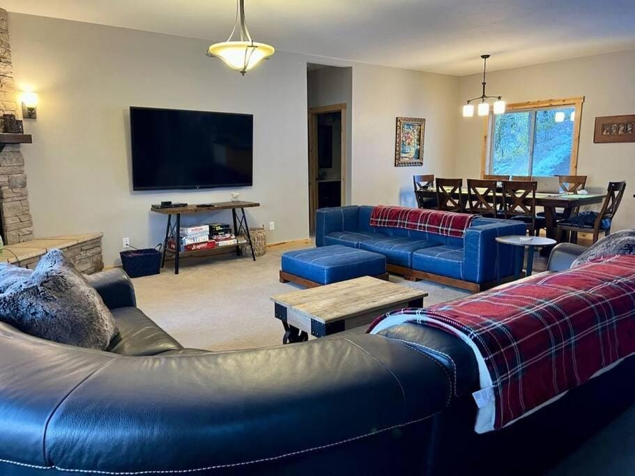 Communal lounge/ TV room, TV and multimedia, Living room, Seating area, Evening entertainment