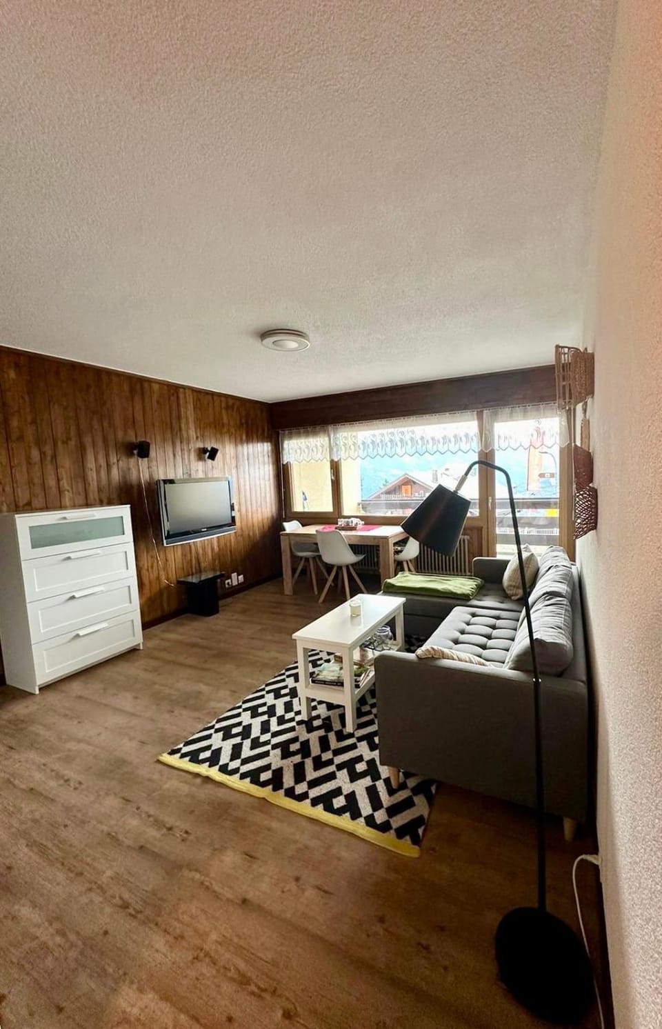 Living room, Seating area, Dining area