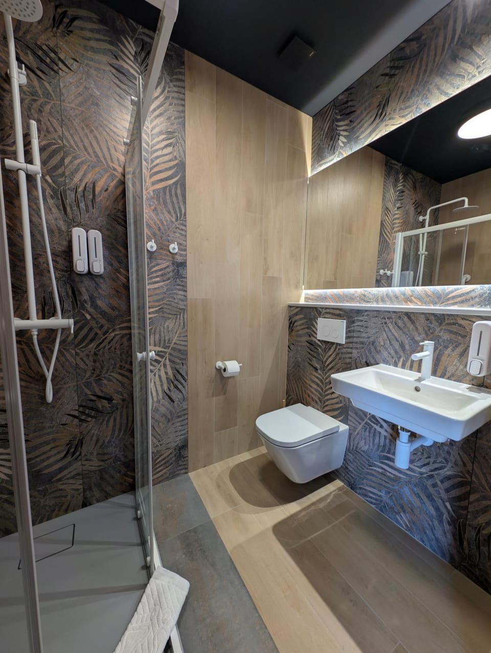 Shower, Toilet, Bathroom, towels