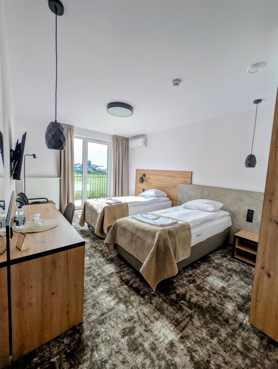 Bed, TV and multimedia, Photo of the whole room, Bedroom, towels