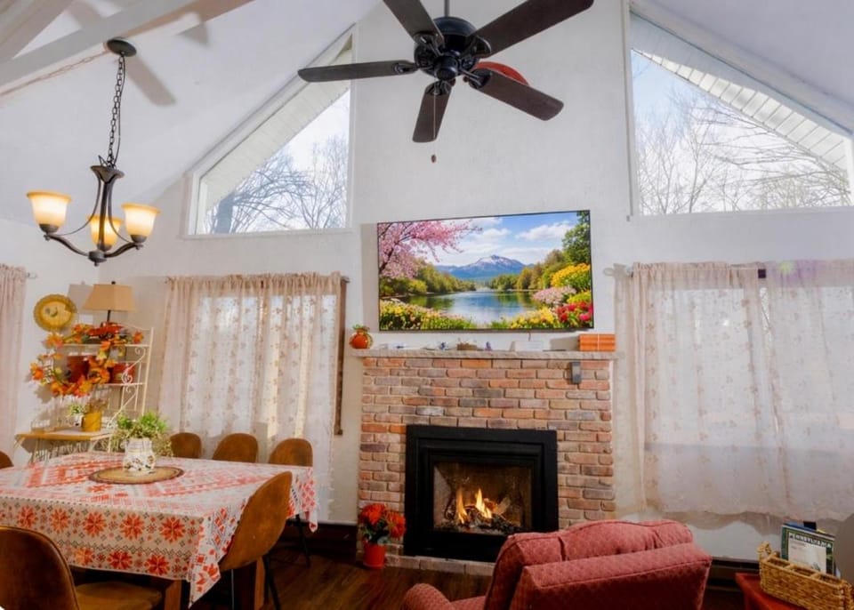 WOW!! Ultimate Pocono Retreat Hot Tub, Game Room, Fire Pit, Near Lakes & Hiking! House in Tunkhannock Township