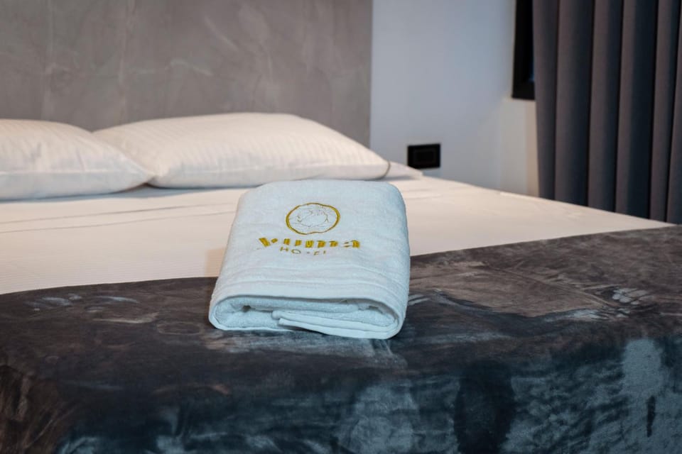 Bed, towels