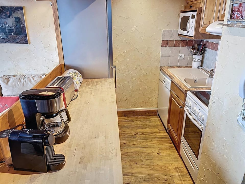 Chalet Duplex au Cœur de la Station avec Balcon et Parking - FR-1-275-222 Apartment in Montvalezan