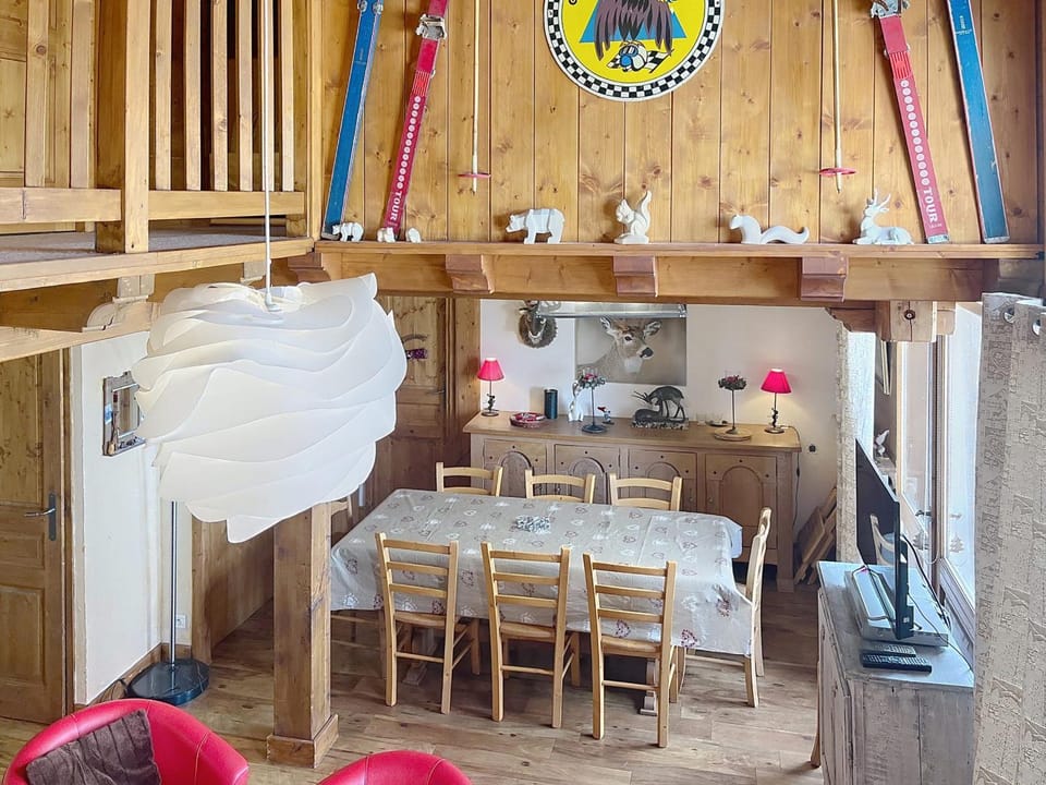 Chalet Duplex au Cœur de la Station avec Balcon et Parking - FR-1-275-222 Apartment in Montvalezan