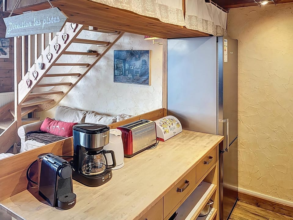 Chalet Duplex au Cœur de la Station avec Balcon et Parking - FR-1-275-222 Apartment in Montvalezan