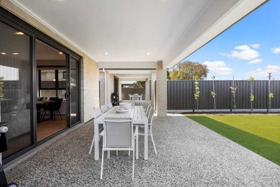 Paradise Point - Contemporary Coastal Family Retreat House in Adelaide