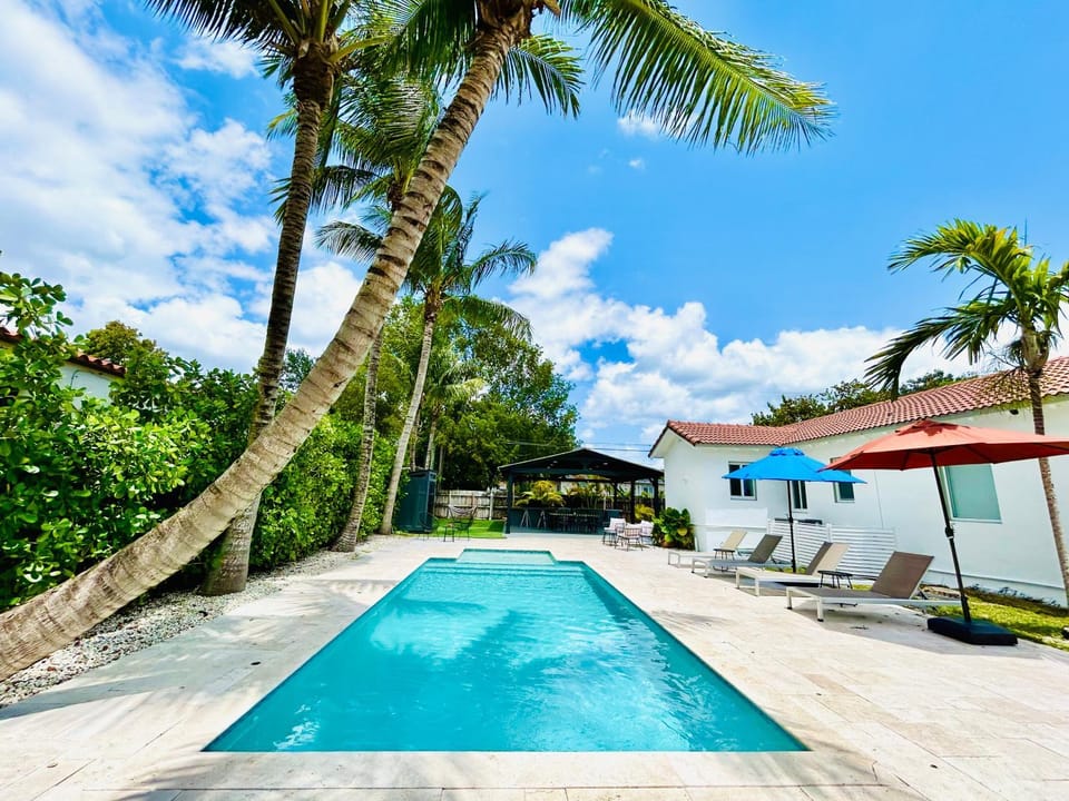 Property building, Day, Garden, Garden view, Pool view, Swimming pool, sunbed