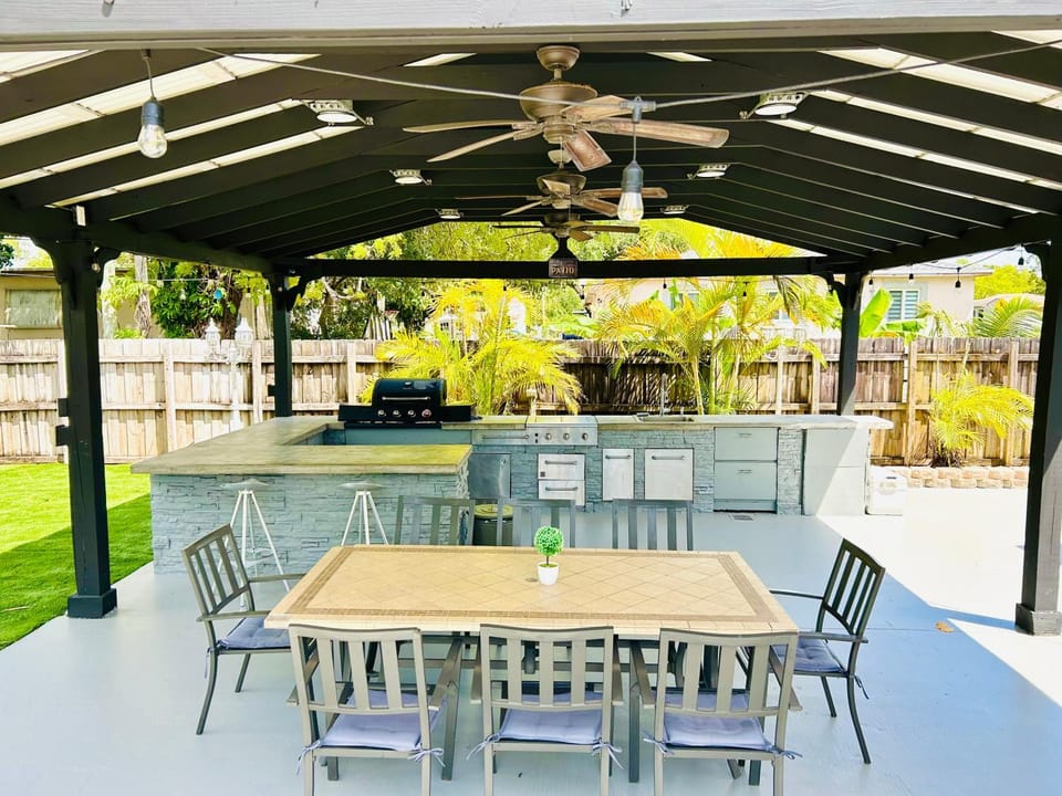 Patio, Day, BBQ facilities, BBQ facilities, Kitchen or kitchenette, Dining area, stove, stove
