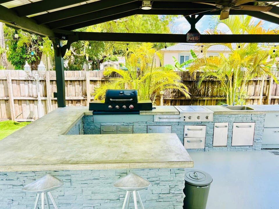 Patio, Day, BBQ facilities, Garden, View (from property/room), Dining area, Evening entertainment