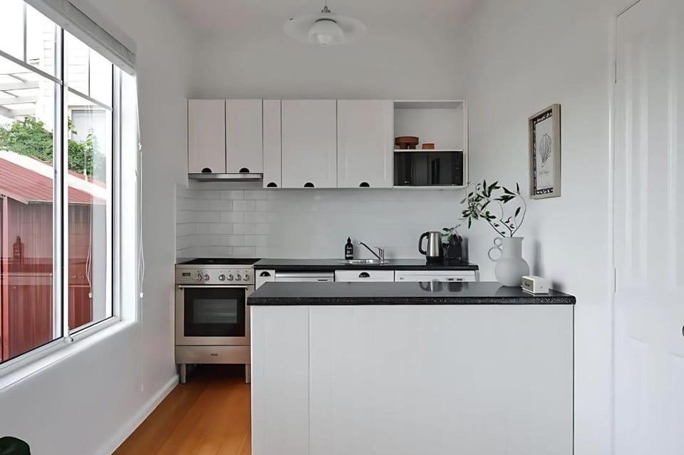 Kitchen or kitchenette, dishwasher, stove