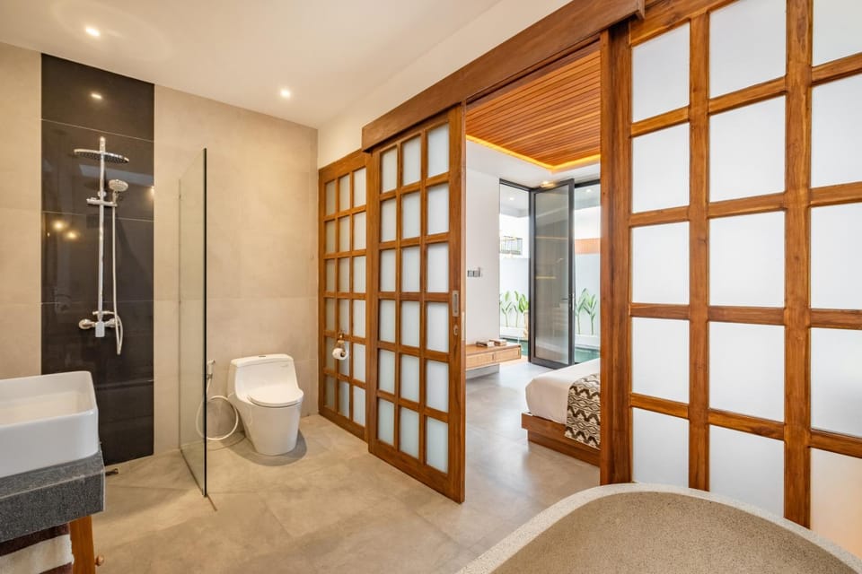 Shower, Toilet, Bathroom, Bath, bidet, towels