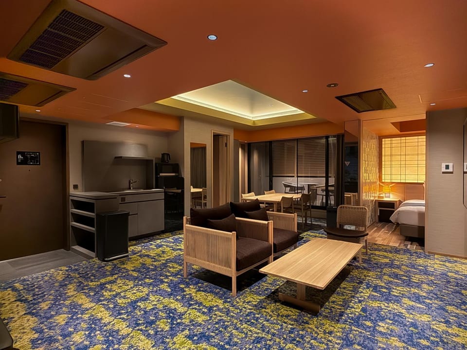 Kitchen or kitchenette, Living room, Seating area, kitchen