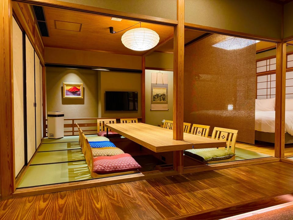 TV and multimedia, Living room, Seating area, Dining area