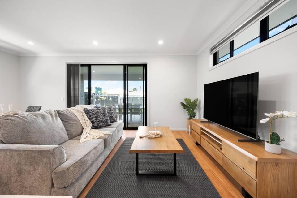 Paradise Palms - Modern Coastal Escape with Backyard House in Adelaide