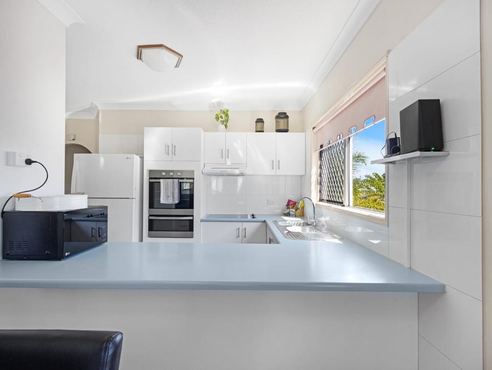 Beachside 2-Bed Apt in Hervey Bay with Parking Apartment in Hervey Bay