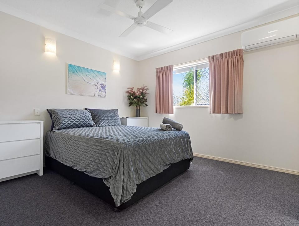 Beachside 2-Bed Apt in Hervey Bay with Parking Apartment in Hervey Bay