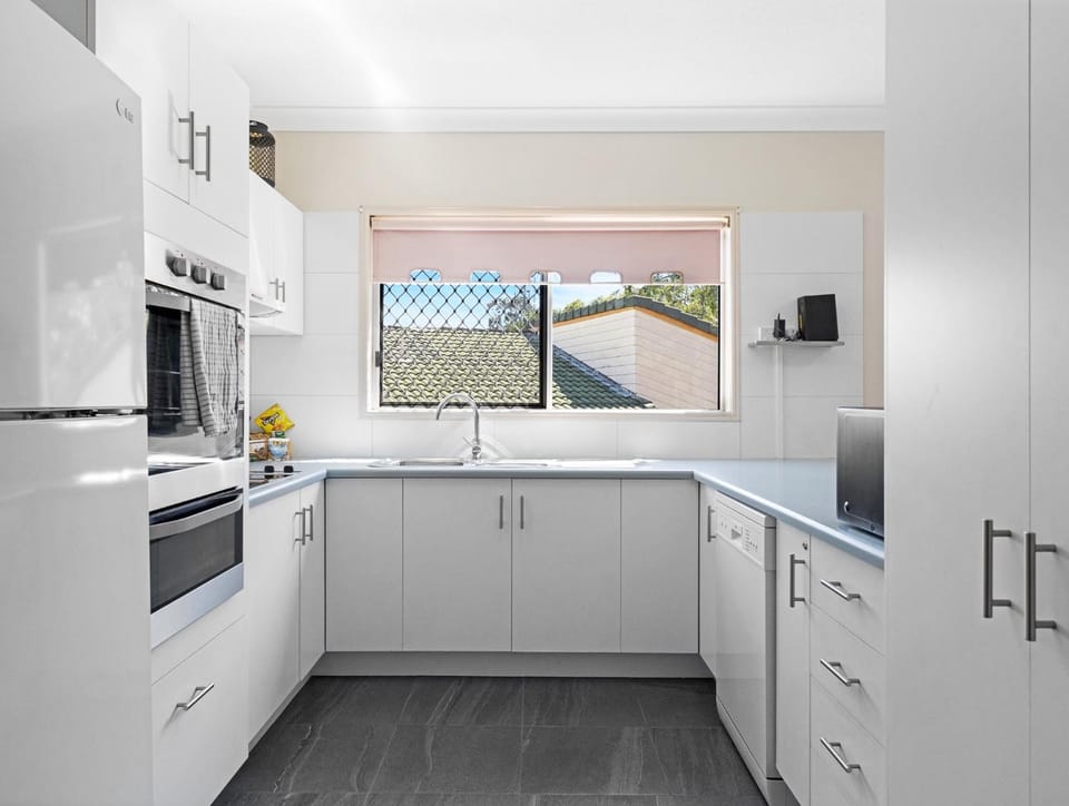 Beachside 2-Bed Apt in Hervey Bay with Parking Apartment in Hervey Bay