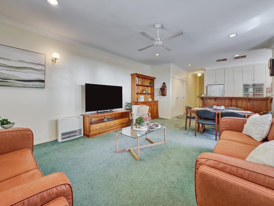 TV and multimedia, Living room, Seating area, Evening entertainment
