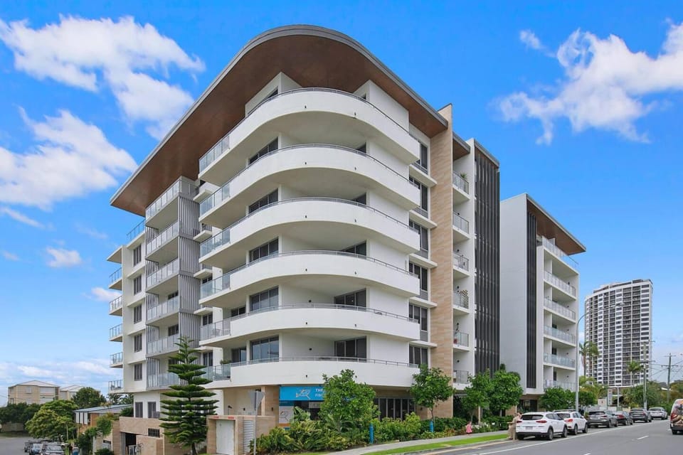 Starlit Palms - Chic Poolside Haven by the Beach Apartment in Palm Beach