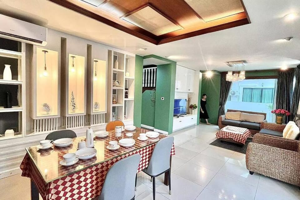 Kitchen or kitchenette, Seating area