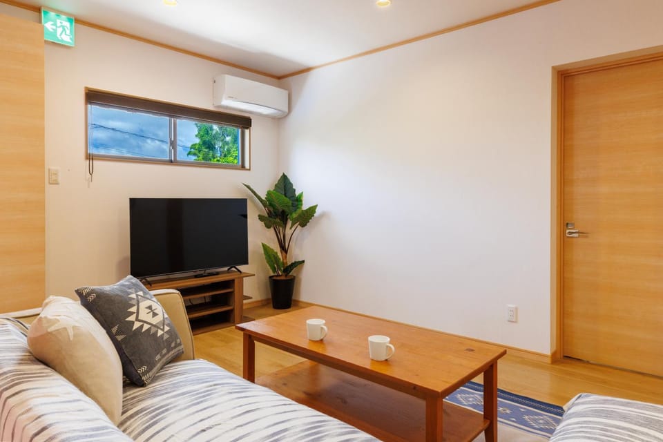 新規オープンセール ビーチ徒歩7分 恩納村長期滞在 観光におすすめ A Blue house House in Okinawa Prefecture