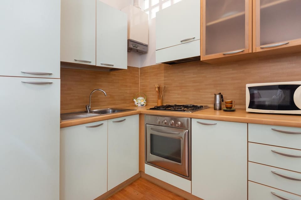 Coffee/tea facilities, Kitchen or kitchenette, dishwasher, oven, stove