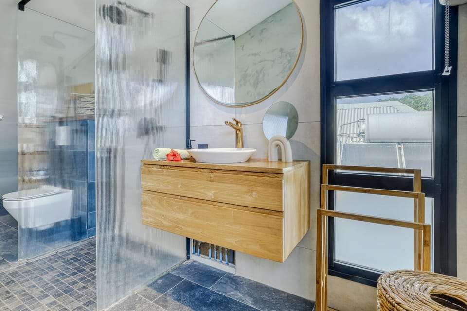 Shower, Toilet, towels