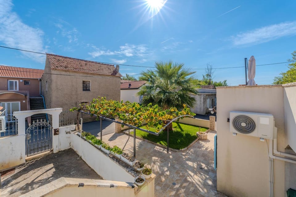 Property building, Day, Garden, Garden view