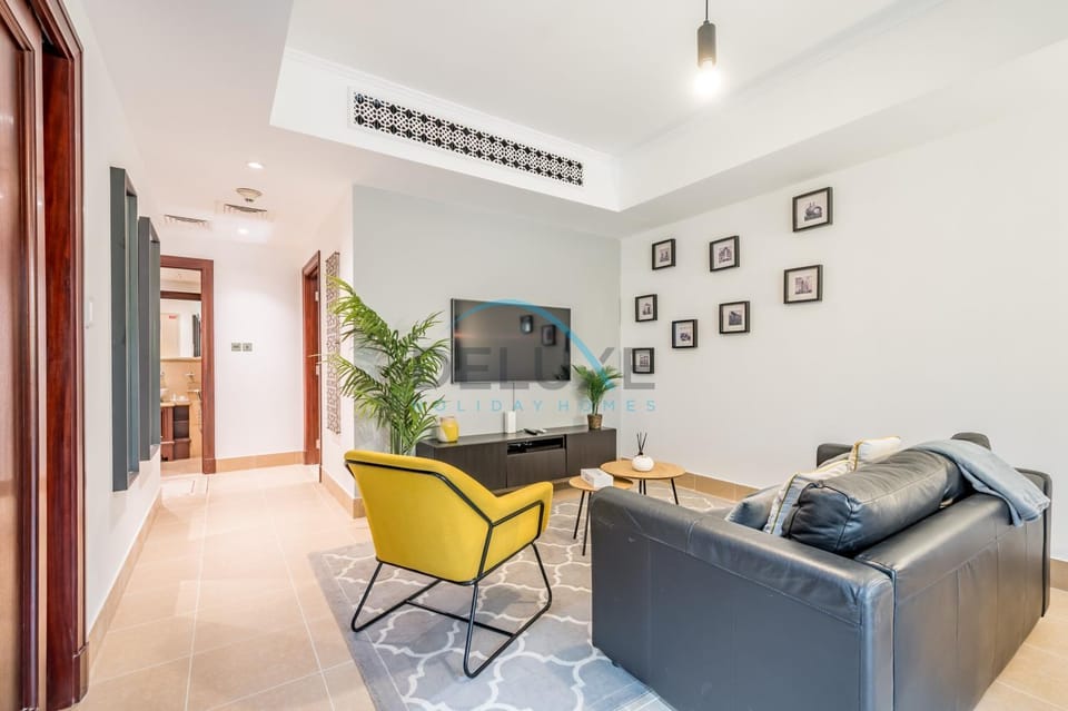 TV and multimedia, Living room, Seating area, Evening entertainment