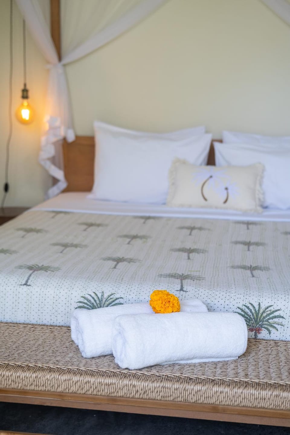 Bed, Bedroom, towels