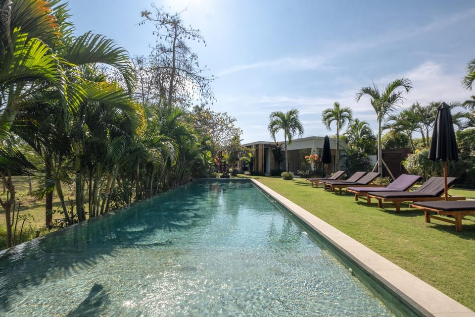Day, Swimming pool, sunbed