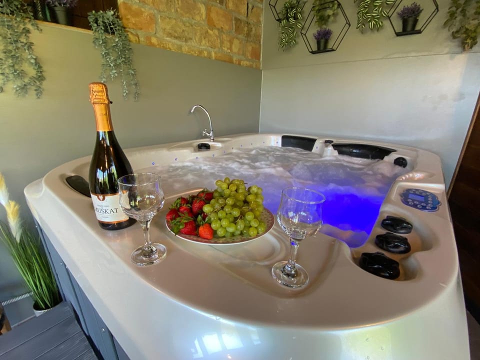 Hot Tub, Hot Tub, Spa and wellness centre/facilities