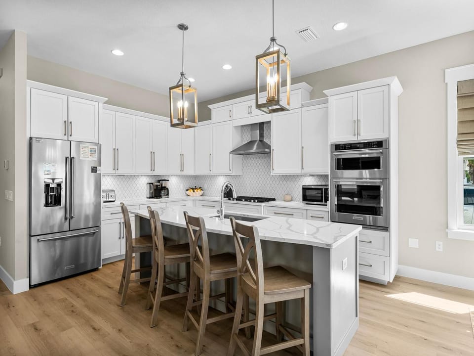 Kitchen or kitchenette, Seating area, microwave, oven, stove, kitchen