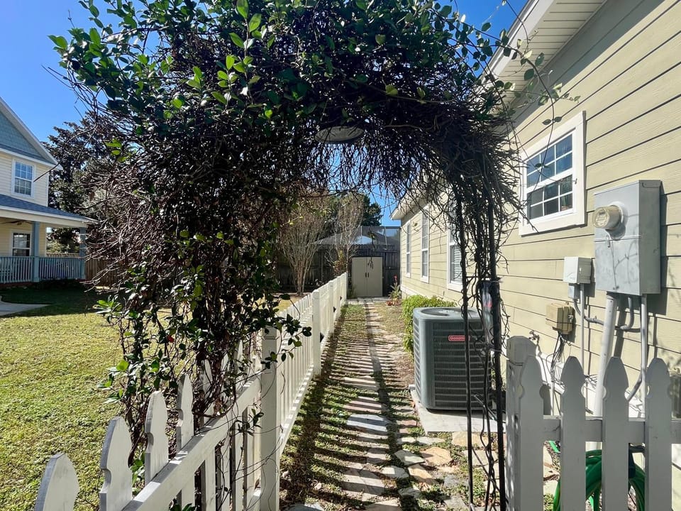 Property building, Neighbourhood, Garden, air conditioner