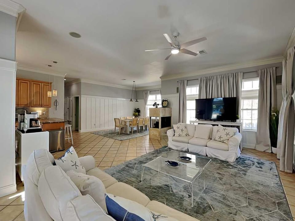 TV and multimedia, Kitchen or kitchenette, Living room, Seating area, Dining area, fireplace, furniture