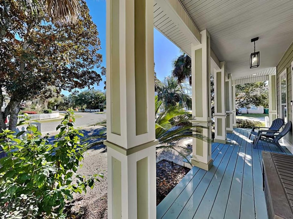 Patio, Facade/entrance, Neighbourhood, Garden, Seating area, Street view, furniture