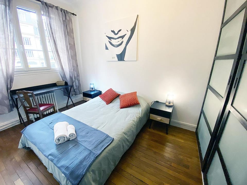 Photo of the whole room, Bedroom