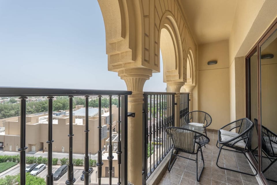Free housekeeping visits during your stay - StayShort - Stylish 1-Bedroom Retreat with Pool in Vibrant Jumeirah Golf Estates Apartment in Dubai