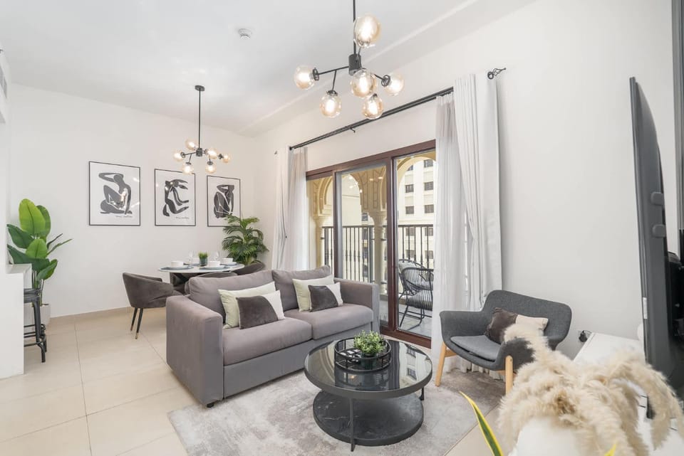 Free housekeeping visits during your stay - StayShort - Stylish 1-Bedroom Retreat with Pool in Vibrant Jumeirah Golf Estates Apartment in Dubai